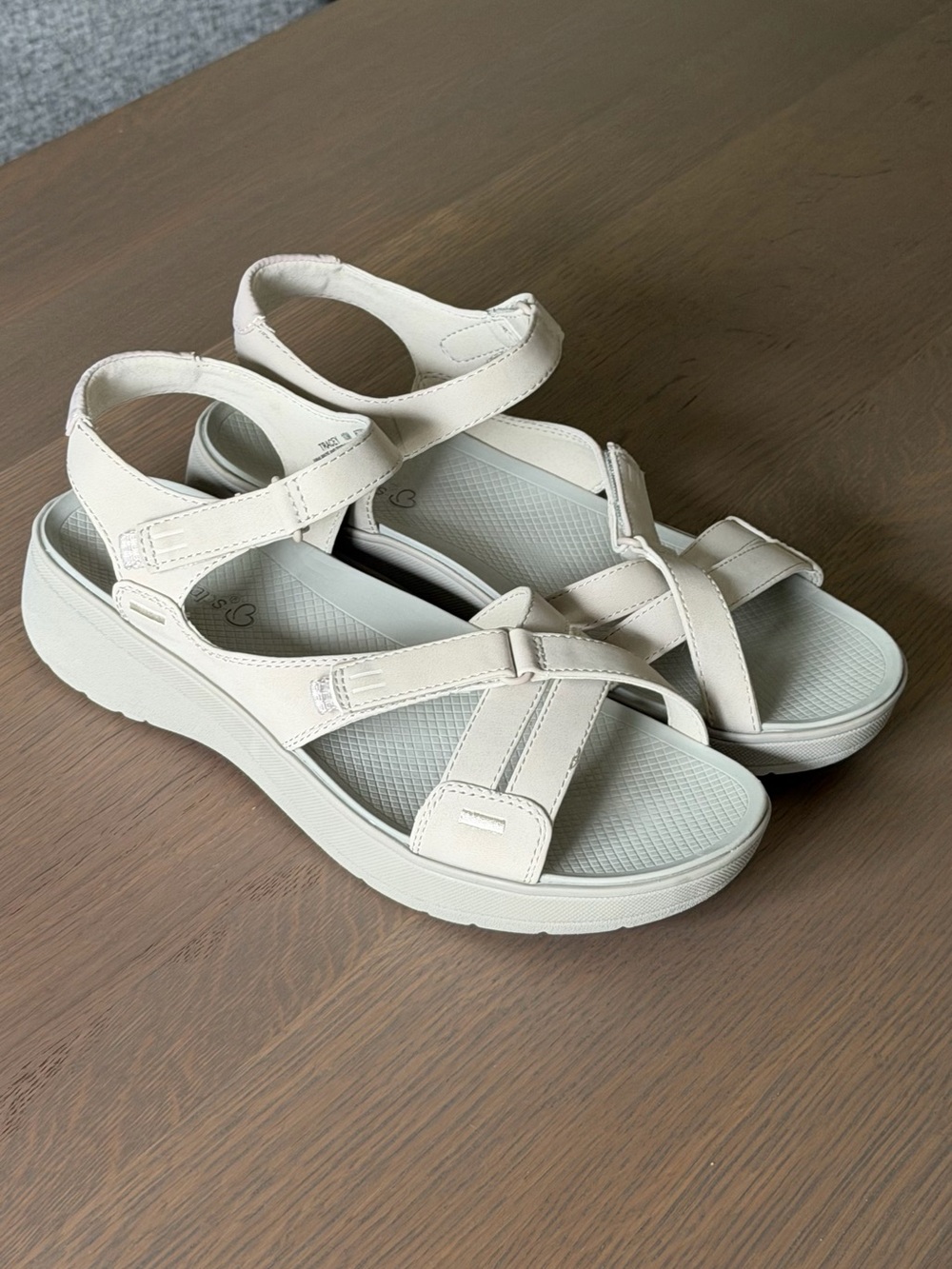 BareTraps Women’s Cream Strappy Comfort Sandals sz 10 NWOT